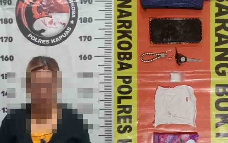 Bawa Sabu, Perempuan Ini Ditangkap Satresnarkoba Polres Kapuas di Pelabuhan Danau Mare