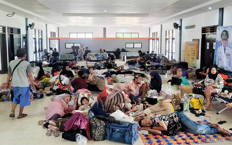 Pemudik Tujuan Madura Membludak di Pelabuhan Jangkar Situbondo