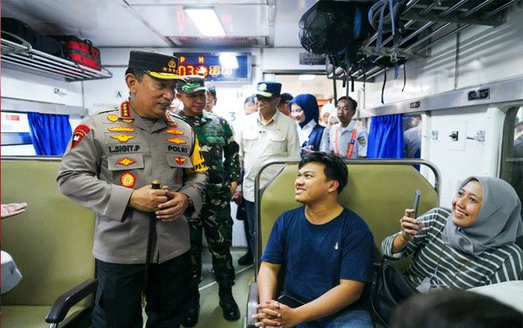 Kapolri Jamin Keamanan Pemudik yang Gunakan KA Usai Cek Stasiun Senen