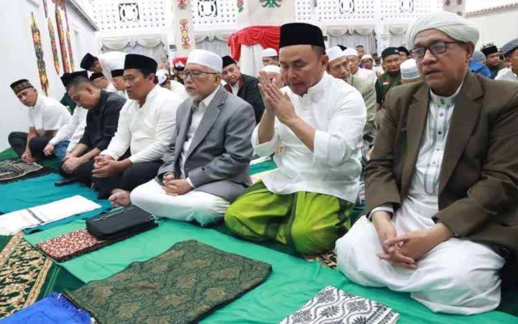 Gubernur Kalteng Sugianto Sabran dan Wagub Edy Pratowo dan lainnya melaksanakan salat subuh berjamaah di Palangka Raya, Minggu (7/4/2024). (ANTARA/HO-Diskominfosantik Kalteng)