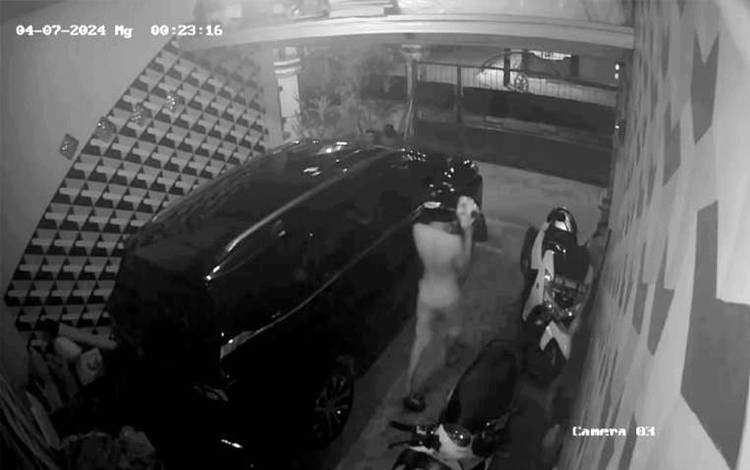 Viral,?Pencuri Helm Terekam CCTV di Rumah Warga Komplek Permata Hijau 6 Muara Teweh