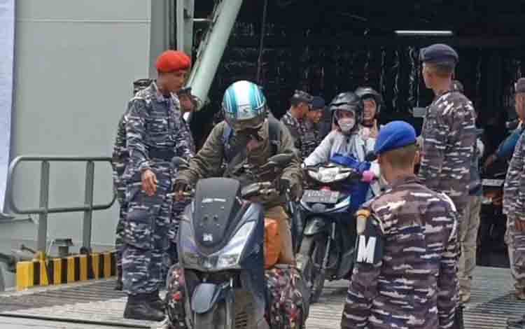 TNI AL Fasilitasi Ribuan Pemudik Naik Kapal Perang
