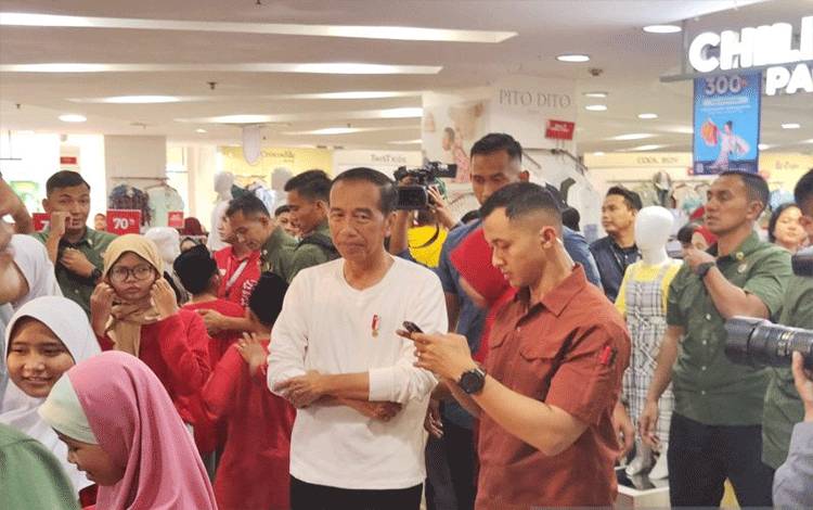 Presiden Jokowi Ajak Puluhan Anak Yatim Belanja Baju Lebaran