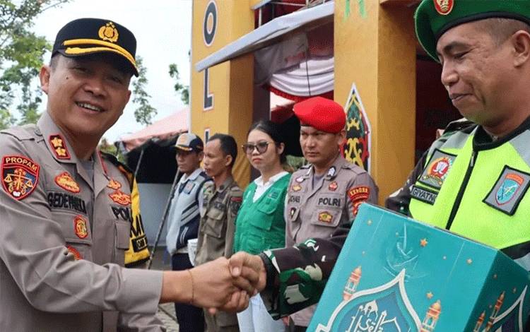 Kapolres Kapuas Berikan Bingkisan untuk Personel Pos Pengamanan Operasi Ketupat Telabang