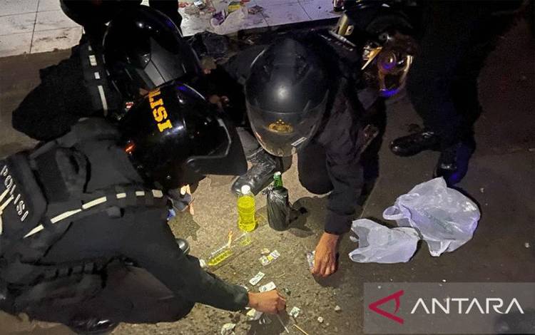 Belasan Remaja Pesta Miras-Obat Terlarang Dijemput Orang Tua
