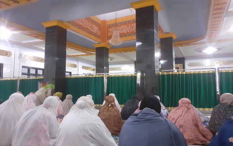 Masyarakat Kobar dengan Khidmat Menunaikan Salat Ied Idul Fitri 1445 H