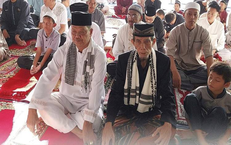 Pj Bupati Seruyan Salat Idul Fitri di Masjid Al Jihad Kuala Pembuang