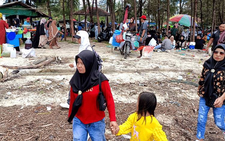 Hari Kedua Idulfitri Pantai Sungai Bakau Banyak Dikunjungi Wisatawan