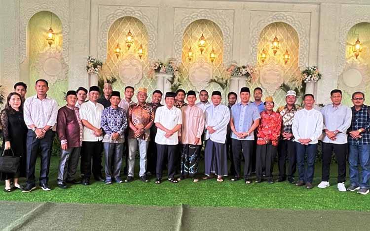 Sejumlah Masyarakat Lamandau Berlebaran dengan Haji Abdul Rasyid AS, Ini Pesannya