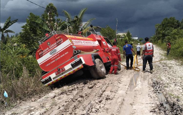Padamkan Kebakaran Lahan, Mobil Damkar Kobar Terjebak di Jalan Becek