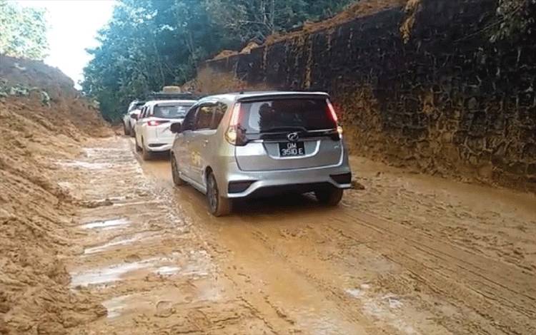 Lalu Lintas di Lokasi Longsor Menuju Batas RI-Malaysia Mulai Normal