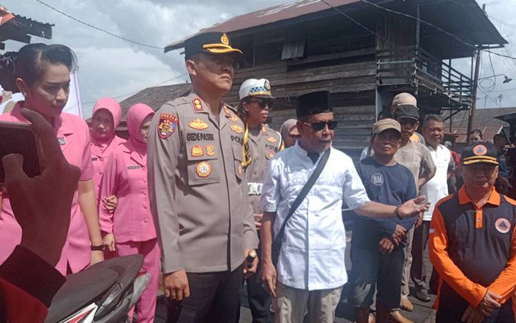 Kapolres Kapuas Tinjau dan Beri Bantuan untuk Warga Terdampak Kebakaran di Pulau Mambulau