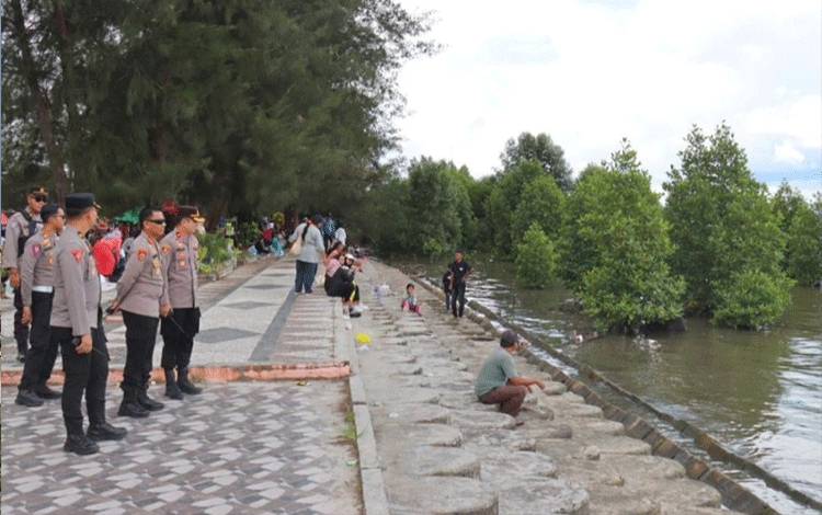 Kapolres Kobar Imbau Wisatawan Pantai Kubu Jaga Keselamatan
