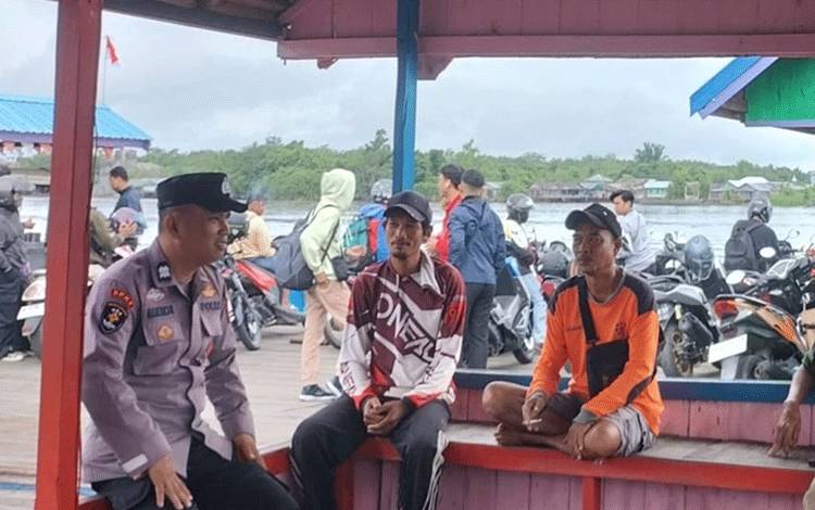Personel Polsek Kapuas Barat Patroli ke Feri Penyeberangan