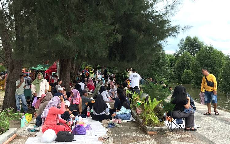 Destinasi Wisata Pantai Menjadi Idaman Warga Kobar Berlibur