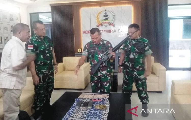 Warga Perbatasan RI-Timor Leste Serahkan Senjata M16 A1 Kepada TNI AD