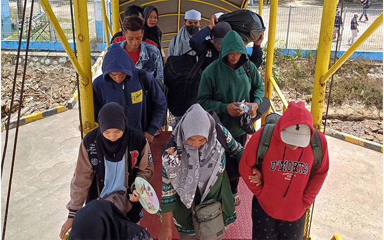 Ribuan Masyarakat Masih Antusias Mudik Melalui Pelabuhan Sampit Kejar Lebaran Ketupat