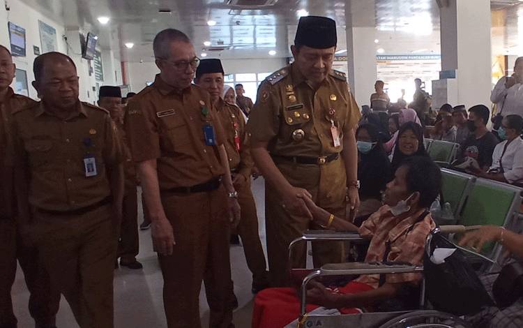 Pj Bupati Kobar Sidak ke Instansi Pelayanan Publik di Hari Pertama Masuk Kerja