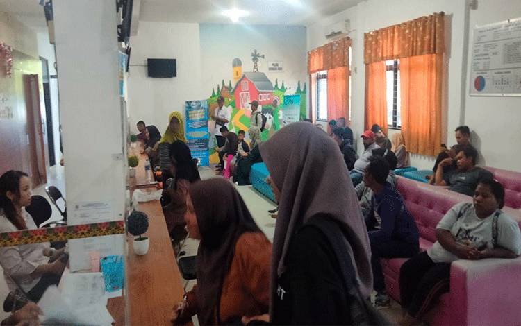 Warga Antusias Kunjungi Disdukcapil Kapuas Pasca Libur Lebaran