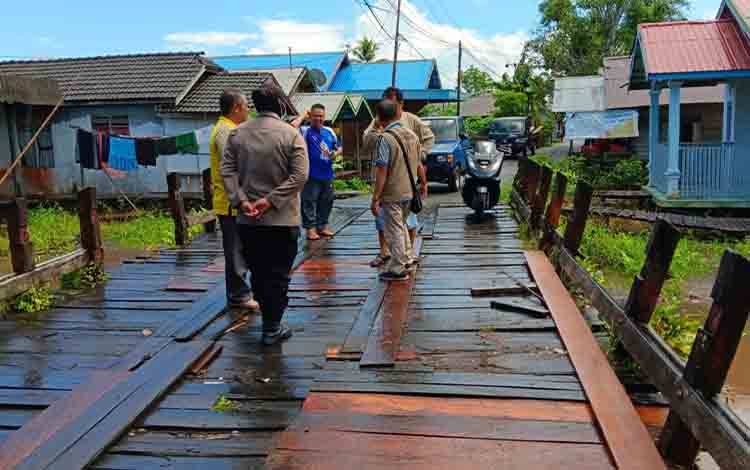 Jembatan di Desa Pulau Mambulau Diperbaiki