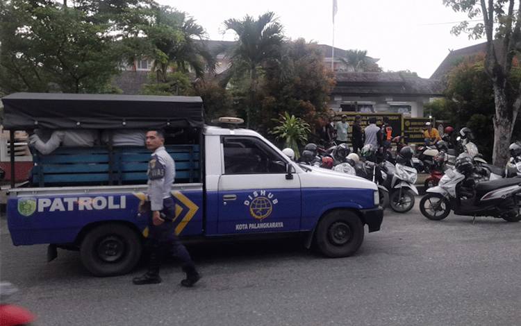 Dishub Palangka Raya Tegur Juru Parkir di Jalan Katamso Diduga Memungut Melebihi Tarif