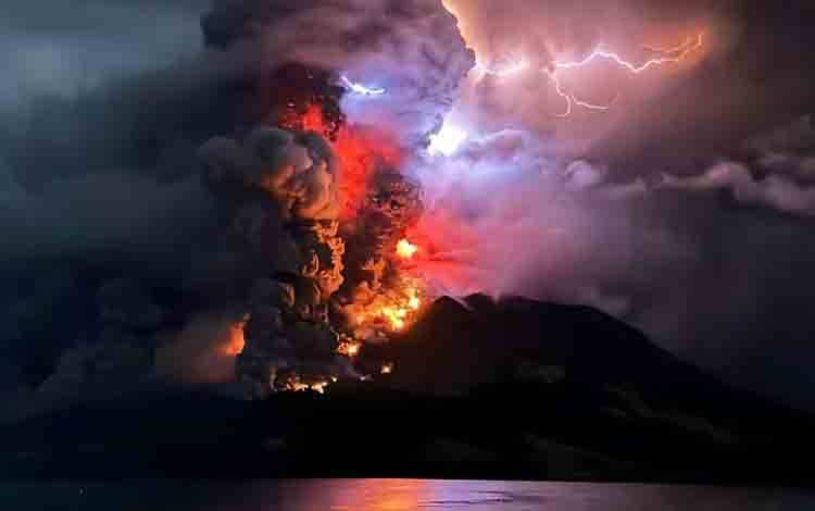 Peringatan Tsunami Keluar usai Serangkaian Erupsi di Gunung Ruang