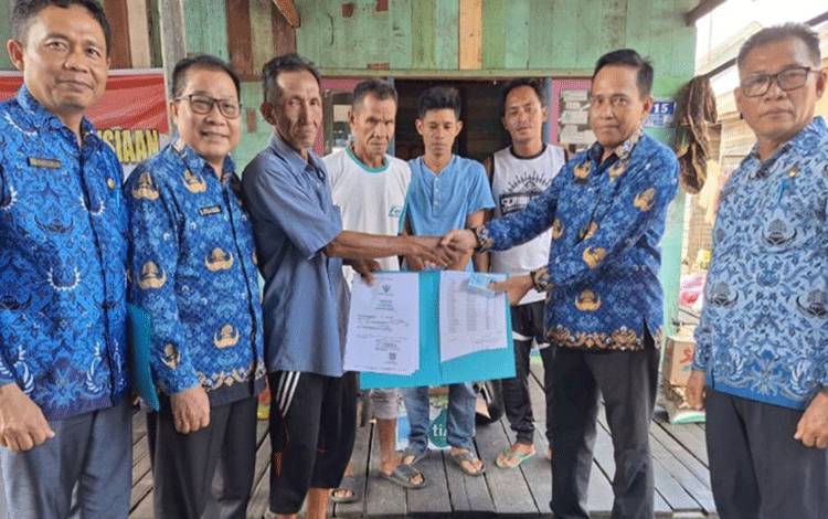 Dukcapil Kapuas Serahkan Dokumen Kependudukan untuk Korban Kebakaran Pulau Mambulau
