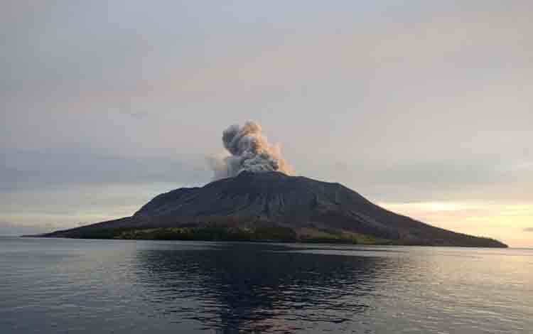Tim SAR Yakinkan Warga Mengungsi karena Gunung Ruang Masih Keluar Asap
