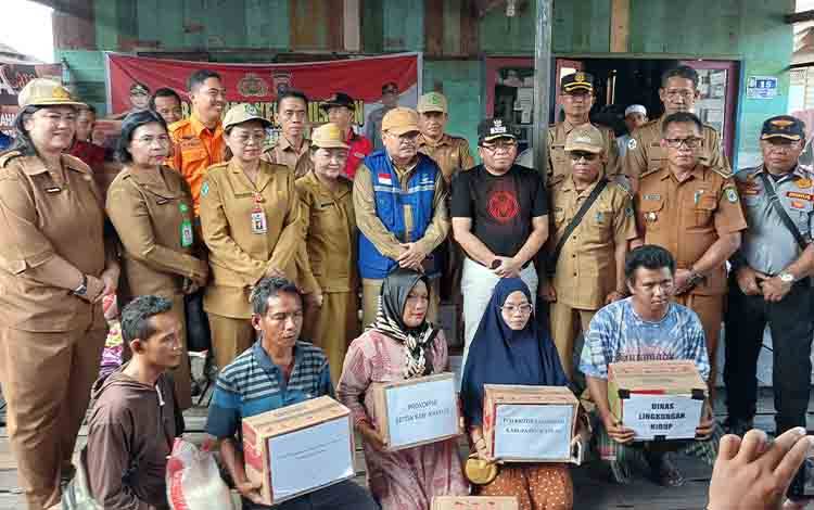 Pj Bupati Kapuas Serahkan Bantuan dari OPD untuk Warga Terdampak Kebakaran