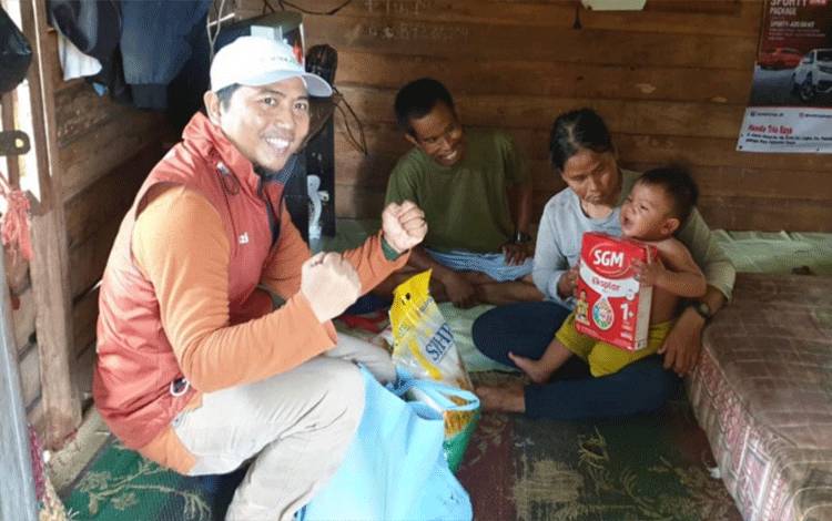 Kepala Bappedalitbang Palangka Raya Berikan Bantuan ke Anak Asuh Stunting