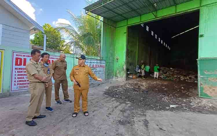 Bupati Kotim Intruksikan Pengecoran Jalan Masuk Depo Sampah Pelita?