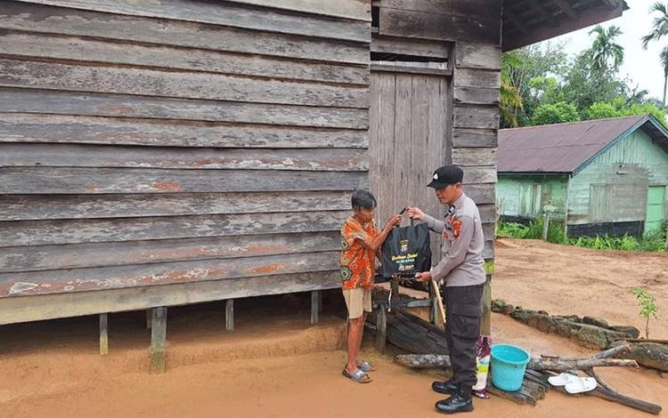 Personel Polsek Kapuas Hulu Beri Bantuan untuk Warga