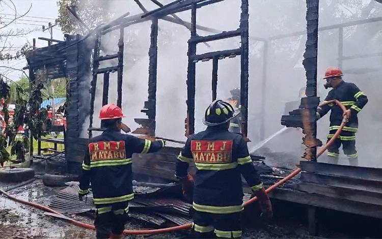 Rumah di Desa Sarapat Barito Timur Ludes Terbakar Saat Ditinggal Pemilik?