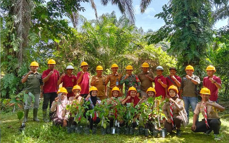 Puluhan Bibit Buah Lokal Ditanam Dalam Rangka Hari Bumi