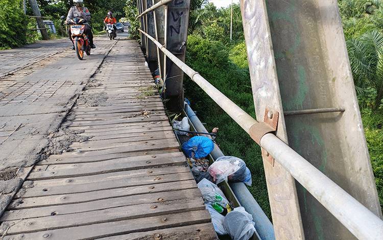 Miris, Ada yang Sengaja Buang Sampah di Jembatan Sungai Mentawa