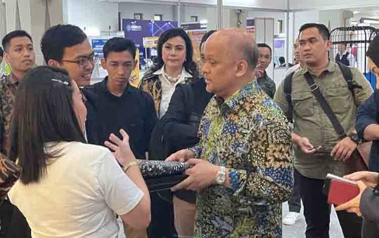 Ilmuwan Apresiasi Inovasi UKMK Batik Sawit BPDPKS, Sm-art Batik, pada IBSE 2024