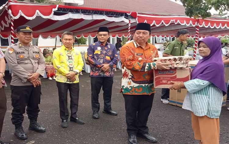 Pemkab Sukamara Serahkan Bantuan Kemensos Kepada Perempuan Disabilitas