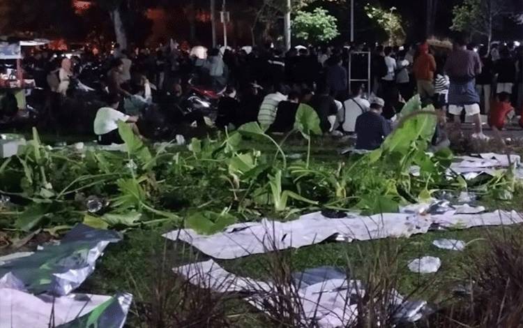 Pasca Nobar Timnas, Tanaman di Bundaran Besar Palangka Raya Rusak dan Sampah Berhamburan