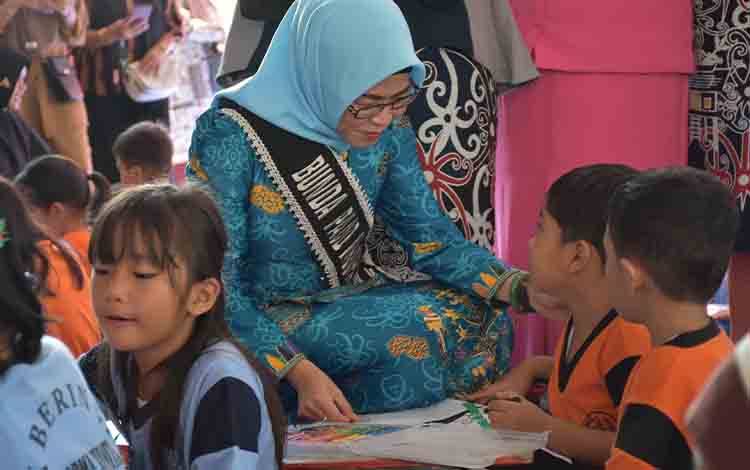 Pj Ketua TP PKK Kapuas Apresiasi Lomba Mewarnai dan Mendongeng Anak