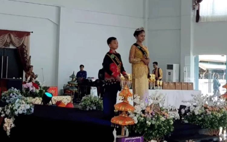 Lomba Fashion Show Busana Adat Nusantara Digelar di Kapuas Peringati Hari Kartini
