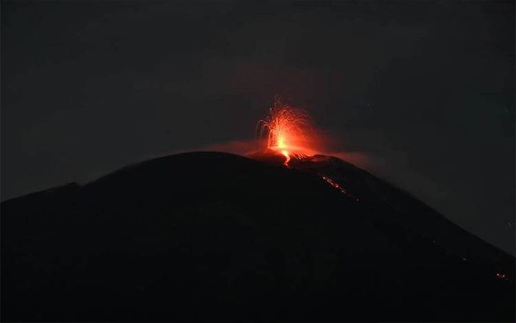 PGA : 348 Kali Gempa Hembusan Terjadi di Puncak Gunung Ile Lewotolok