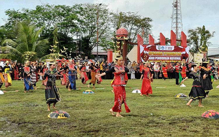 240 Siswa Tampilkan Tari Kolosal Peringati Hardiknas di Kotim