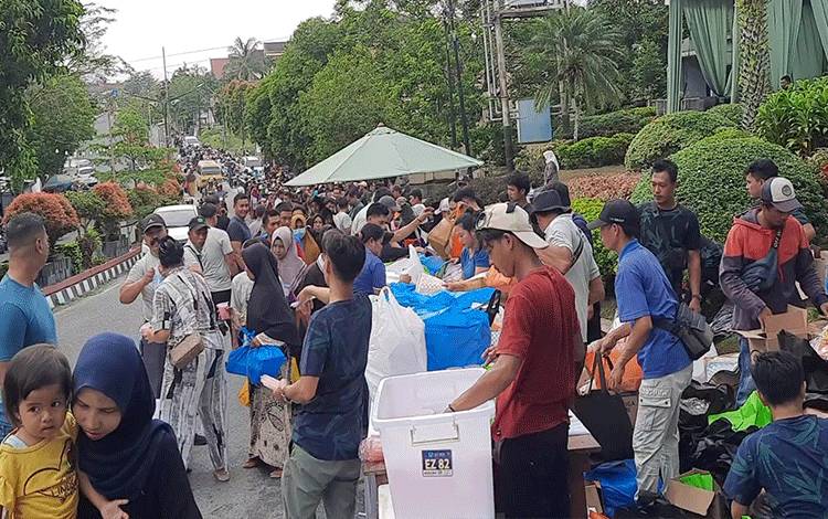 Masyarakat Pangkalan Bun Antusias Antre Bingkisan Minyak Goreng dan Nasi Kota dari Hj Nuriyah
