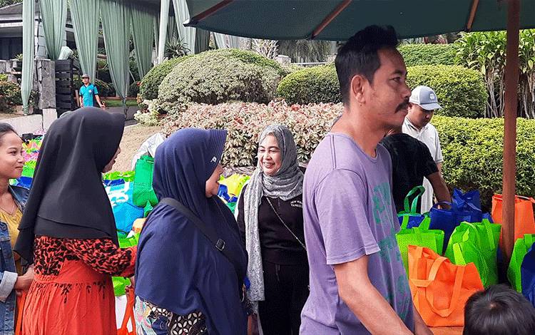 Hj Nuriyah Harapkan Keberkahan dengan Berbagi