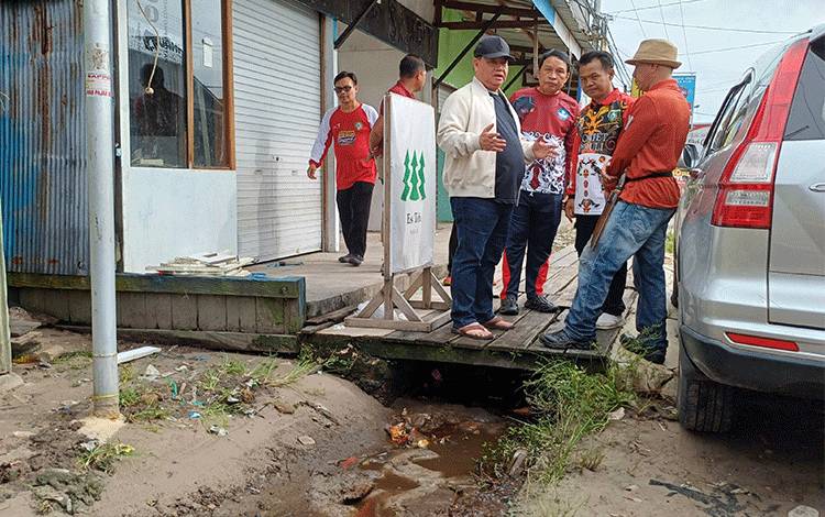 Bupati Kotim Perintahkan Drainase di Jalan RA Kartini Dibangun