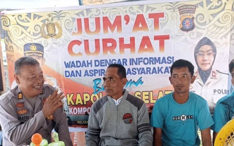 Temui Warga, Personel Polsek Selat Laksanakan Program Jumat Curhat
