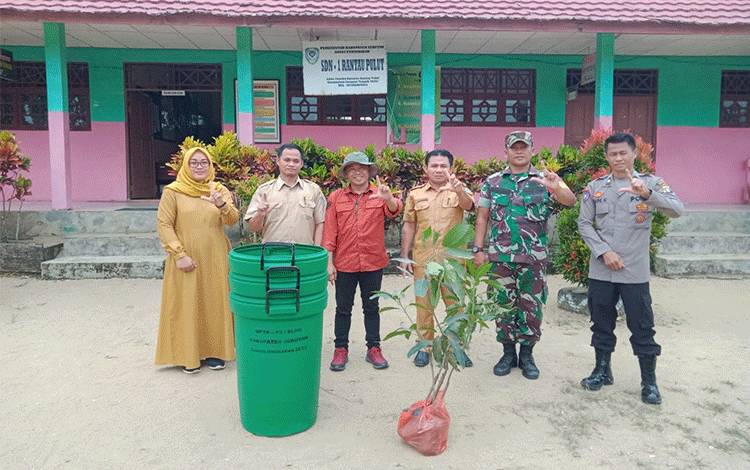 Wujudkan Sekolah Adiwiyata, DLHK Seruyan Bagikan Bibit Pohon