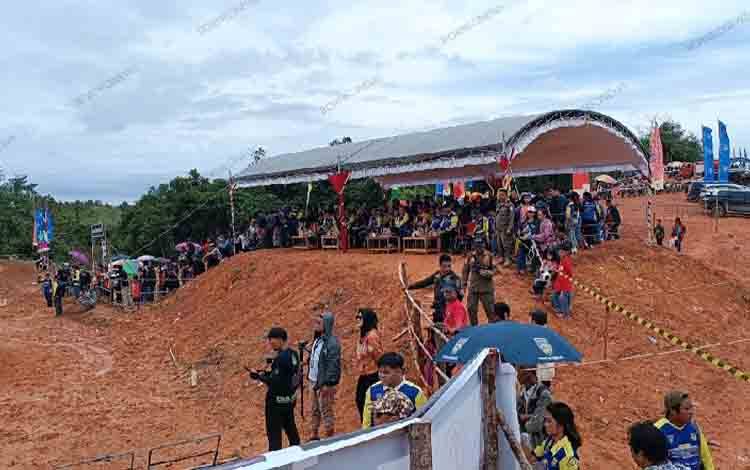 Warga Gunung Mas Berbondong-bondong Saksikan Kejurnas Grasstrack