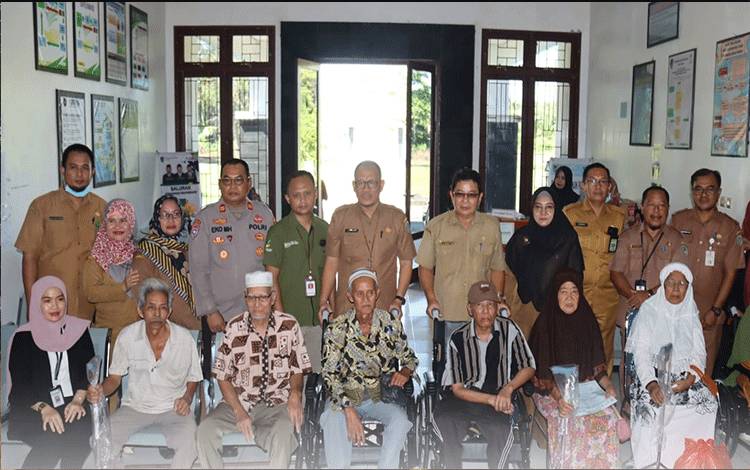Pj Sekda Seruyan Serahkan Alat Bantu Penyandang Disabilitas