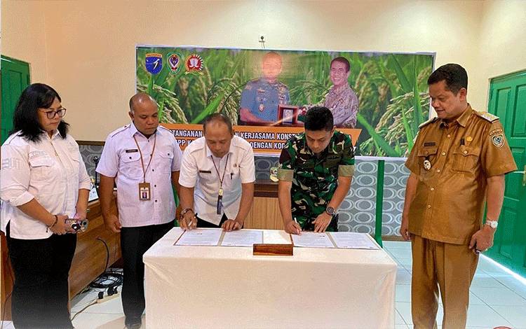 Pj Bupati Seruyan Saksikan Penandatanganan Kerja Sama Optimalisasi Lahan Rawa